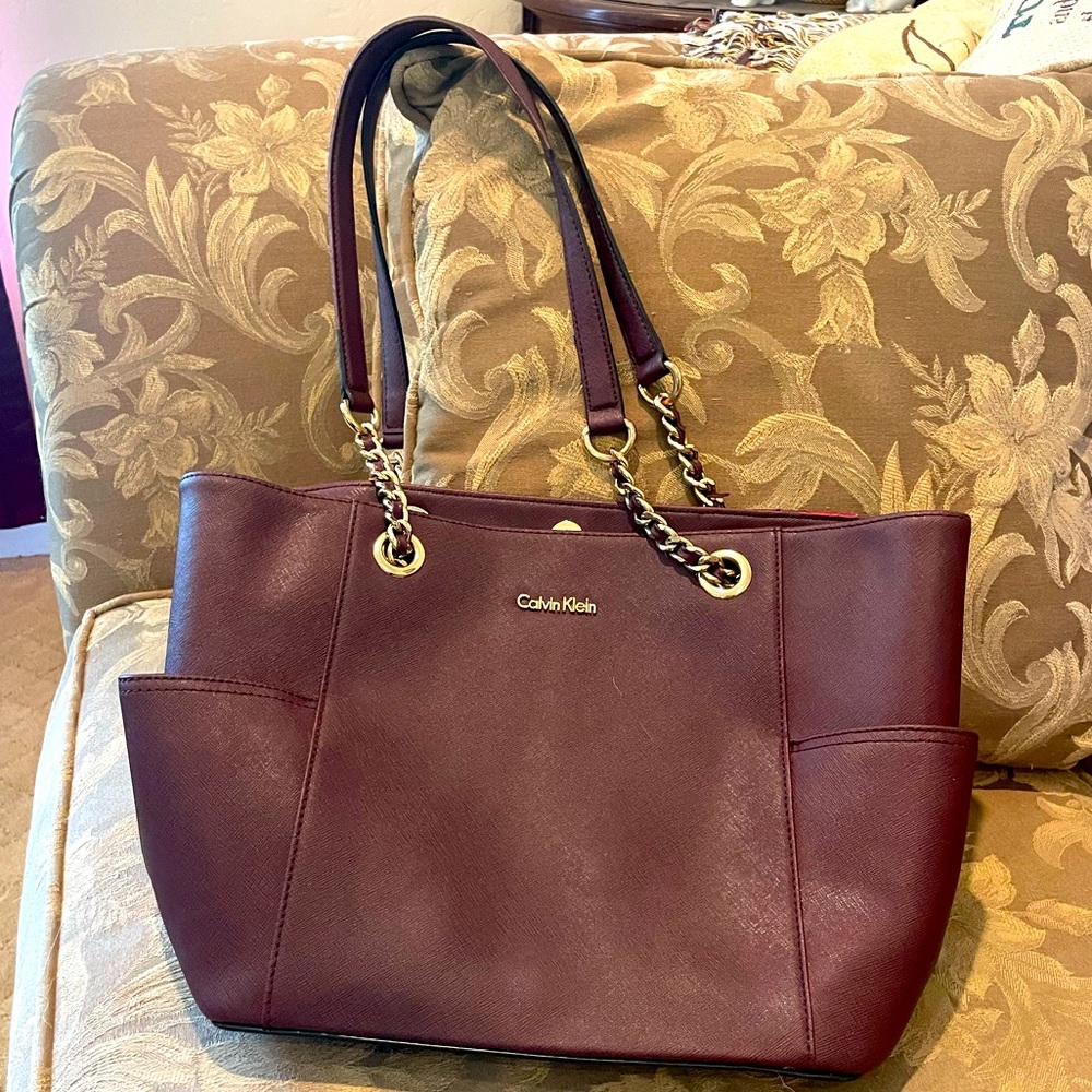 Calvin Klein shoulder bag with gold chain detail
